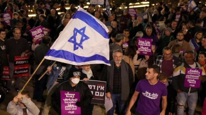 صحيفة فرنسية: “الدولة العلمانية” في شوارع إسرائيل ضد تحالف نتنياهو